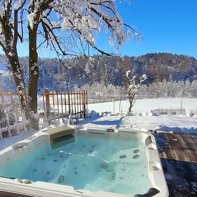 The outdoor jacuzzi is available year-round and offers the possibility of winter bathing.