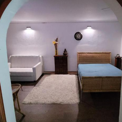 The holiday cottage accommodates up to 6 people.