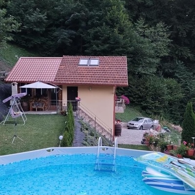 Farm Zidanica Joli has its own swimming pool.