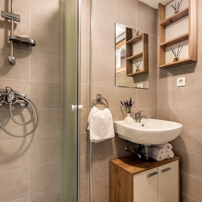 Modern and pleasantly designed bathroom.