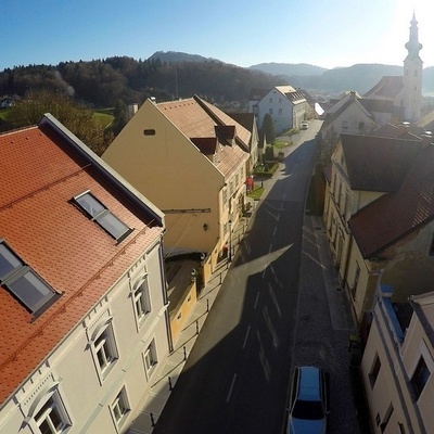 V starem trškem jedru Šentjurja stojita kar dv Ipavčevi hiši.