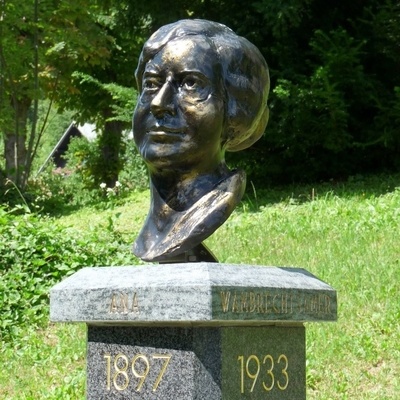V grajskem parku stoji doprsni kip pisateljice Ane Wambrechtsamer.