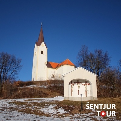 Hrib Sveti Križ že od daleč prepoznamo po markantni cerkvi sv. Križa in kapelicah križevega pota.