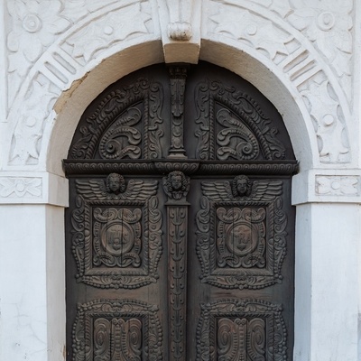 Glavna vrata so dvokrilna in bogato okrašena, nastala so leta 1670.