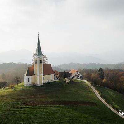 Cerkev so začeli gradi po epidemiji kuge leta 1645.