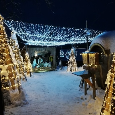 Božična pravljica v Visočah vabi na ogled jaslic v naravni velikosti.