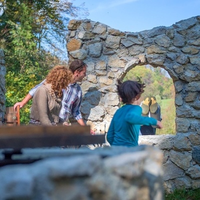Grajska učna pot Žusem otroke na igriv način spodbuja k opazovanju in poslušanju narave.