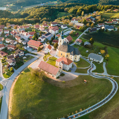 Ponikvo prepoznamo po baročni cerkvi sv. Martina.
