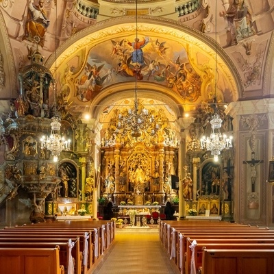 Impozantna notranjost cerkve sv. Martina na Ponikvi navduši.