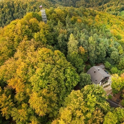 682 metrov visoka Resevna je priljubljena med pohodniki zaradi planinskega doma in razglednega stolpa.