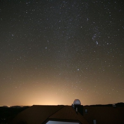Opazovalnica astronomskega društva je v Podružnični šoli Prevorje.