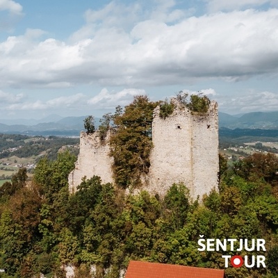 The trail from Šentjur to Planina pri Sevnici passes the ruins of the medieval Rifnik Castle.