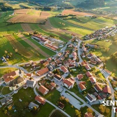 Across Uniše, the trail brings us along a beautiful panoramic route to Ponikva.