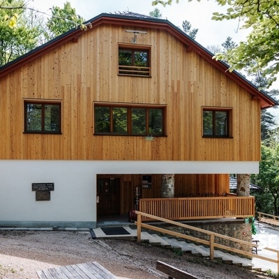 The mountain lodge is open all year round.