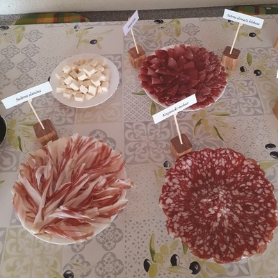 Za obiskovalce po predhodnem naročilu pripravijo degustacijo in predstavitev kmetije.