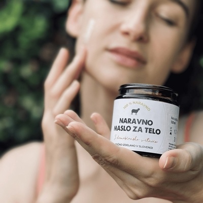Del ponudbe je tudi naravna domača kozmetika, kot je naravno maslo za telo z damaščansko vrtnico.
