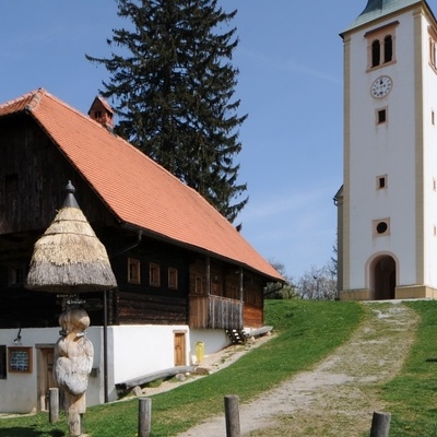 Do cerkve in vrha hriba vodi več označenih pohodniških poti, do cerkve se lahko pripeljemo s kolesom.