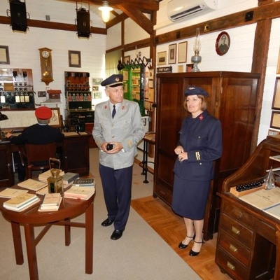 Po muzeju vodi Mihael Bučar, ustanovitelj muzeja in upokojeni naćelnik železniške postaje v Šentjurju.