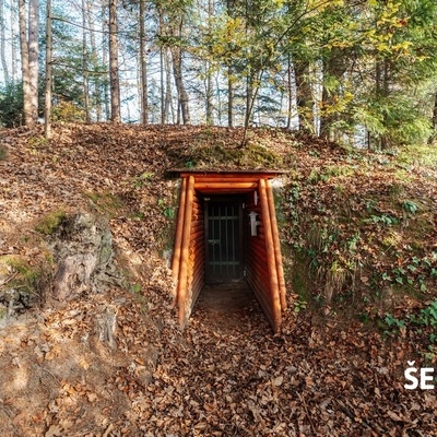 Partizanska bolnica Zima je v zemljo vkopan bunker. Za potrebe njenega delovanja so izkopali še dva dodatna bunkerja.