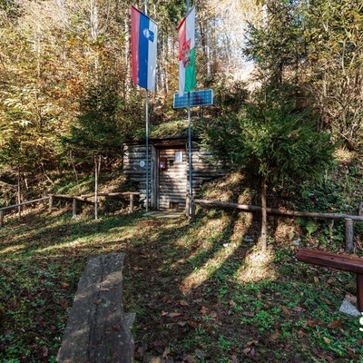 V gozdu na Javoršici so oktobra 1944 zgradili delno vkopan objekt iz lesenih brun.