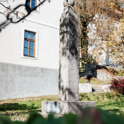 Replika srednjeveškega sramotilnega stebra stoji v trškem jedru Planine pri Sevnici.