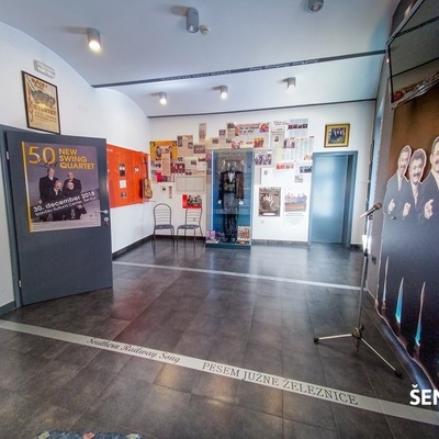 Razstava v spominski sobi je dvojezična, v slovenščini in angleščini.