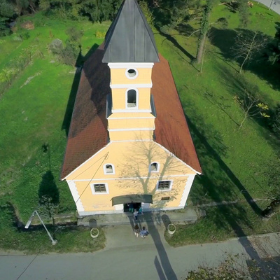 Cerkvica sv. Leopolda v Loki pri Žusmu je s svojo notranjo opremo in razstavljenimi eksponati pravi muzej steklarstva.