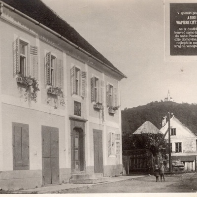 Rojstna hiša Ane Wambrechtsamer na trgu Planina pri Sevnici.