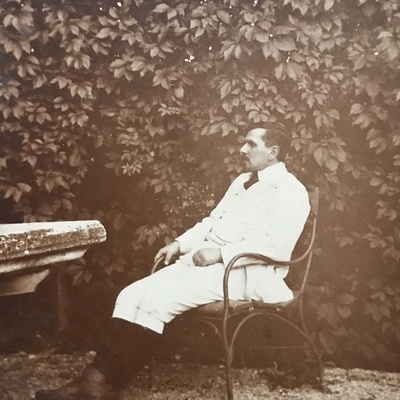 Josip Ipavec med počitkom na vrtu družinske hiše.