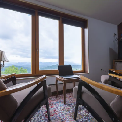 Nastanitev se ponaša s panoramskim oknom za izjemne razglede na pokrajino.