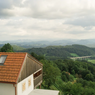 Pogled na nastanitev in okolico.
