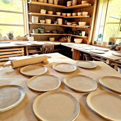 Atelje Mlin umetnin je tudi prostor delavnic oblikovanja z glino.