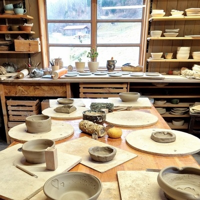 Delo z glino nas poveže z nami samimi in z naravo.