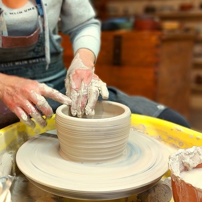 Udeležite se lahko lončarske delavnice in spoznate čar dela z glino.