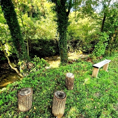 Ob domačiji so različni prostorčki za počitek.