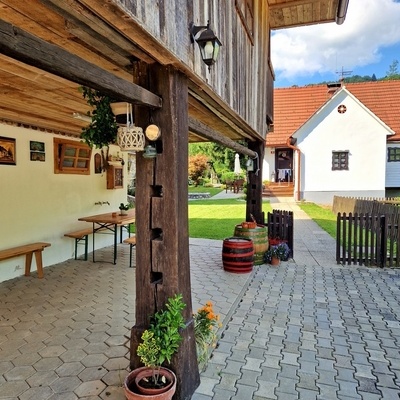 Gostiteljica tega edinstvenega prenočišča  je vsestranska umetnica, ki z ljubeznijo ohranja tradicionalne obrti.