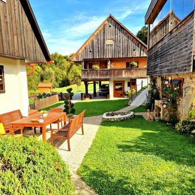 Domačija stoji na samem, obdana z čudovito naravo.