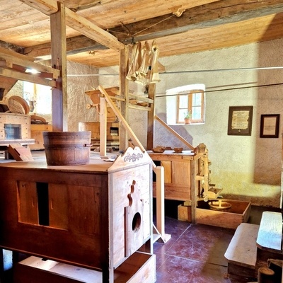 V mlinu si lahko ogledamo kako so tukaj nekdaj mleli žita.