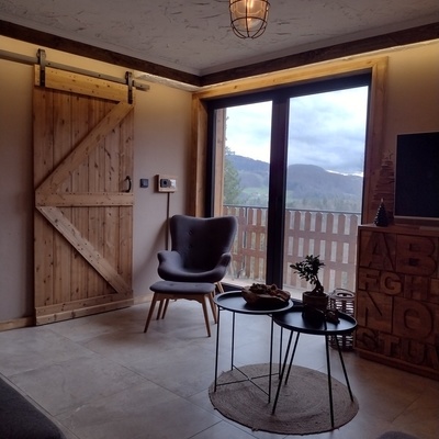 Uživaj v razgledu z balkona ali skozi panoramsko okno.