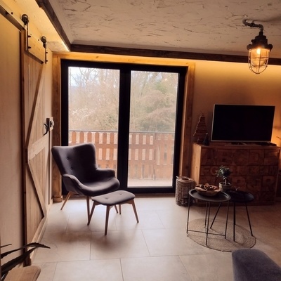 Apartma se nahaja na območju pohodniških, kolesarskih, smučarskih in ribiških doživetij.