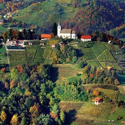 Vzpon na hrib Sveta Uršula nad Dramljami je eden prvih večjih vzponov na poti.