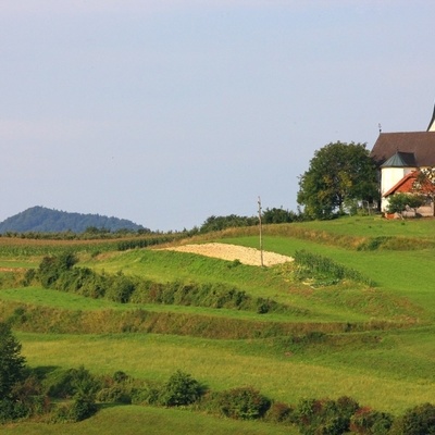 Pot nas pelje mimo cerkve sv. Ožbalta.