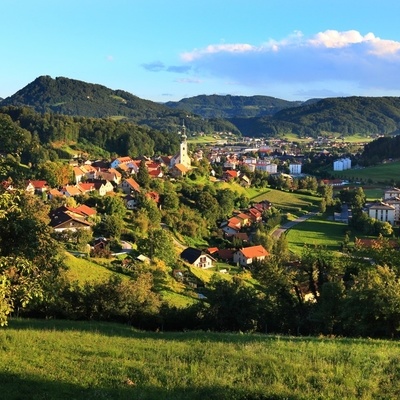 Trško jedro Šentjurja z Rifnikom v ozadju.