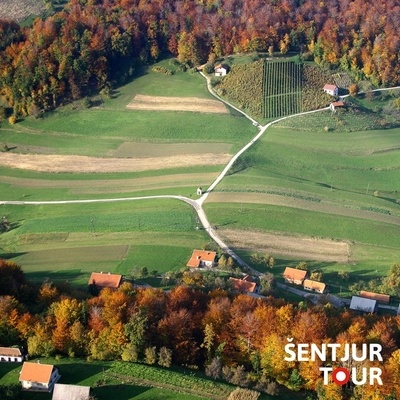 Iz Pesek nas pot vodi do vasi Javorje, ki ima tlorisno zasnovo enako, kot v času srednjega veka.