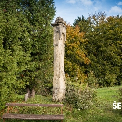 Če se odpravimo na Rifnik iz Šentjurja bomo šli mimo kužnega znamenja.