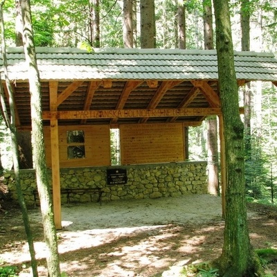 Na mestu partizanske bolnice R-9 stoji spominsko obeležje.