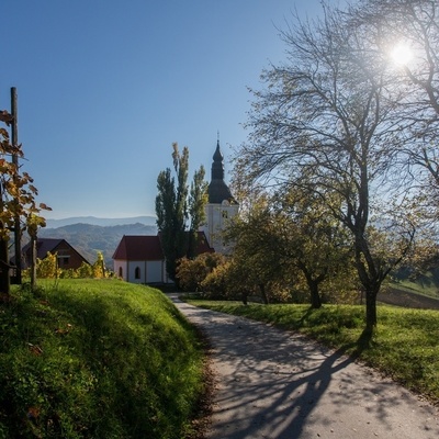 Cerkev je od daleč prepoznavna po zvoniku z zanimivo streho.