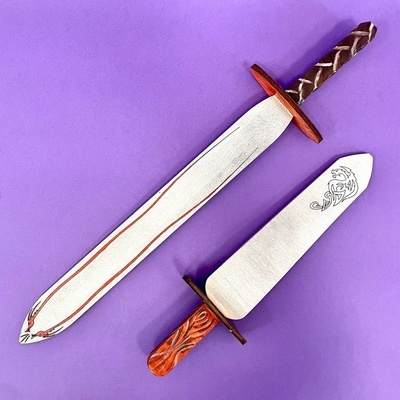 Keltski meč iz lesa v dveh velikostih.
