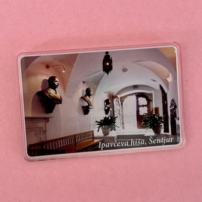 Okrasni magnet z motivom Ipavčeve hiše.