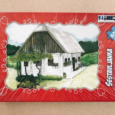 300-delna sestavljanka z motivom Arzenakove domačije, tipične kmečke hiše iz območja Dolge Gore. 